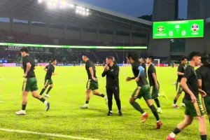 浙江赛前训练时球员面色凝重，球迷打出布彭扎横幅