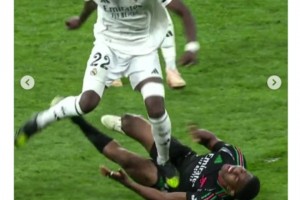 好小子！斯凯利赛后社媒晒被吕迪格踩踏肚子截图