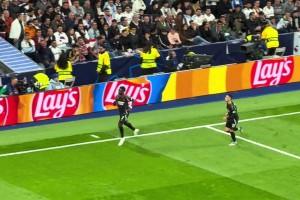 萨卡进球后做出让伯纳乌安静的手势🤫