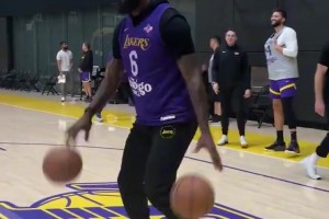 状态看上去十分轻松啊！老詹头戴小帽训练备战森林狼！