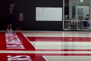 啊？小卡独自训练的篮筐上又加了一圈斜筐👀