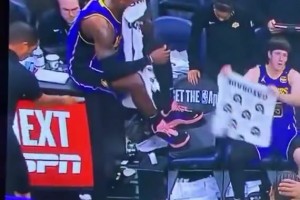 此前湖人对阵步行者的比赛，老詹直接坐在技术台上休息😂