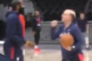 开小灶！范甘迪和哈登讨论防守细节 登哥的切球果然有练👀