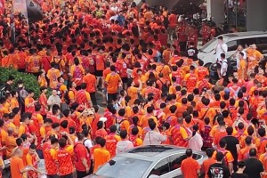 入场的众多泰山球迷扔起了乌龟玩偶🤣