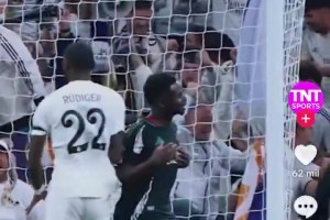 嘴巴真碎！库尔图瓦扑出萨卡点球后，维尼修斯还在喋喋不休😅