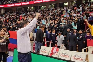 青岛主帅刘维伟率队连胜广厦夺赛点 赛后接受主场球迷欢呼声😍