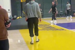 他本可以不用这么努力？东契奇还穿着拖鞋 布朗尼已经在训练了！