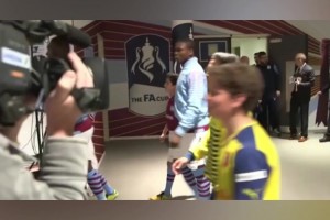 桑切斯：别人牵着的是球童，我牵着的是兄弟！