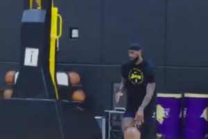 常驻技能包！詹姆斯苦练翻身跳投，备战季后赛