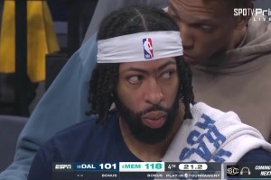 独行侠的赛季结束了！浓眉板凳席两眼无神，克莱也低头不语！