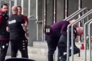 路人拍到布彭扎老师在祭祀点前双膝跪地，无法控制情绪🫠