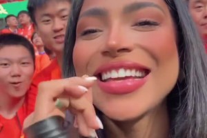 哈哈！克雷桑女友现场观战京鲁大战