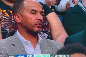 看到浓眉身体不适下场时，你们来给尼克-哈里森配个内心独白😂