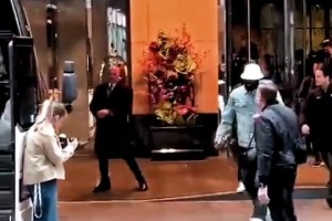 闻名不如一见！詹姆斯从酒店上大巴，围观人都喊疯了