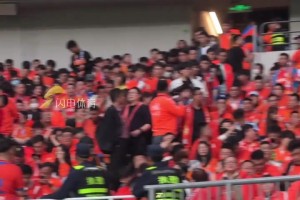 又来了！泰山球迷在工体玩“丟乌龟”😅