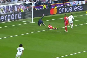 经典回顾！C罗欧冠赛场面对拜仁完成帽子戏法，助皇马进半决赛