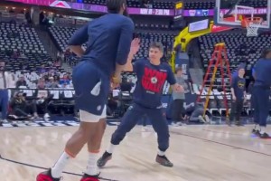 大战在即！哈登赛前热身练后撤步三分 秀起了花哨的小脚步😋