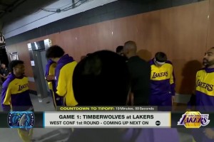 老詹这记忆力真好啊，赛前在球员通道用不同手势与队友打招呼😂