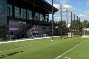 脚法不减当年！小贝上演零度角定位球破门🐮