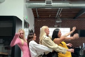 粉红长裙🤤库里教妹布林克与友人激情热舞