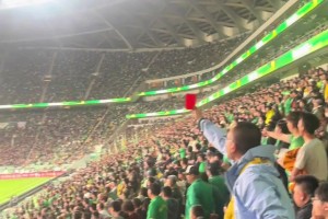 实拍：王大雷京鲁大战中疑似与国安北看台球迷对骂🤔