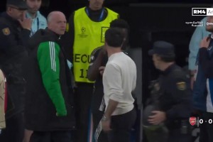 现场嘘声四起！这是对萨卡有多不满，一直死缠烂打😅