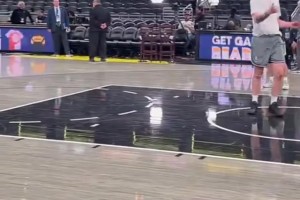 这可真是活久见了！你敢信，库里竟然连续四次空位三分不中😲