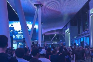 👀纽约尼克斯G1战胜活塞后球迷在麦迪逊广场花园外大喊法克吹杨