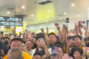 山西大比分3-0横扫广东 大批球迷给球员接机并大喊“闹他”