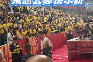 真怕你被👊！广东出局 球迷消遣离场时的朱芳雨