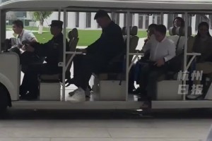 姚明现身杭州西湖大学 坐在观光车上头都碰到顶了😱😱😱