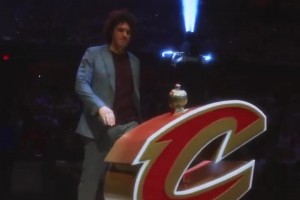 老詹球迷都记得他吧？骑士主场开幕式，瓦莱乔拔剑怒吼！