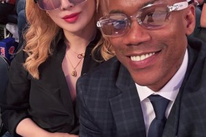 嫂子不错的！马布里带着新婚夫人汪妤凌一块观战尼克斯季后赛~