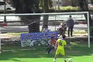 这足球智商绝对是TOP级别！守门员赛后怕不是要把自己埋了🤣