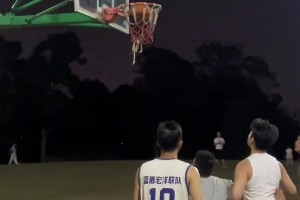 巴特勒喊话希尔德别在运球了…