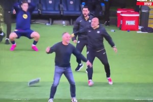 平板电脑：为我发声！你们巴萨一激动就摔我，我不要面子的🫠