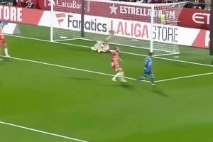 给对手留足面子！安东尼逆足凌空破门，单刀机会却没有取得进球！