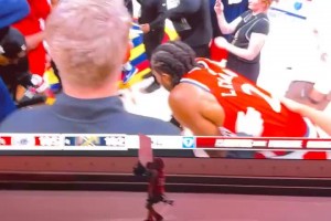 快船主场外的超大屏幕🖵这么免费看球也太爽了吧🤩