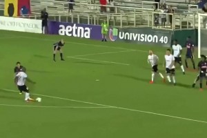 门将：你这球就非进不可嘛，整这玩意给我吓了老半天，脑瓜疼🫠