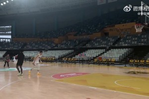 青岛三分这是要开呀？青岛队今天玩中场投篮！连进4记