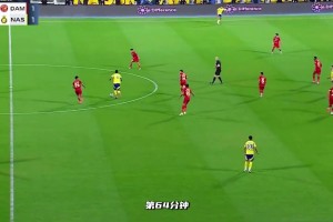 太抽象了！杜兰无人防守情况下传球绊倒，还吃到黄牌