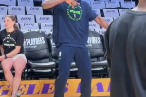 华子赛前热身飚进logo三分 魔性摇摆起舞