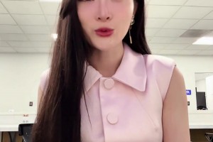 这大眼睛😍美女记者孟超评雷熊系列赛：两场大胜，还有悬念吗？