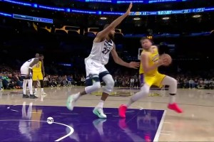 军训虽迟但到😋东契奇魔法连招戏耍戈贝尔 一记后仰轻松取分~