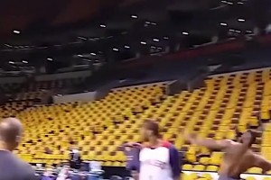 詹姆斯的臂力太恐怖了.....全场单臂扔球还进了😱