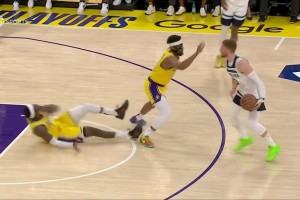 🥶范德彪被迪文肘倒反被吹防守犯规！雷迪克直接挑战成功改判！