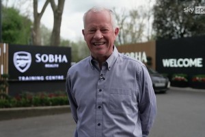 记者在阿森纳培训中心报道时，阿尔特塔正带着拉布拉多犬散步🤣