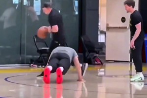 东契奇和助教比罚篮输了😱，只能乖乖趴下做俯卧撑....