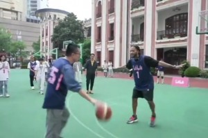 徐静雨立棍单打罗斯，翻身跳投差点进了，这技术是什么水平？