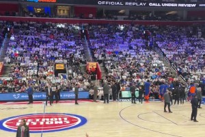 🤣成底特律市长了？活塞主场球迷高喊：“法克鱿布伦森！”